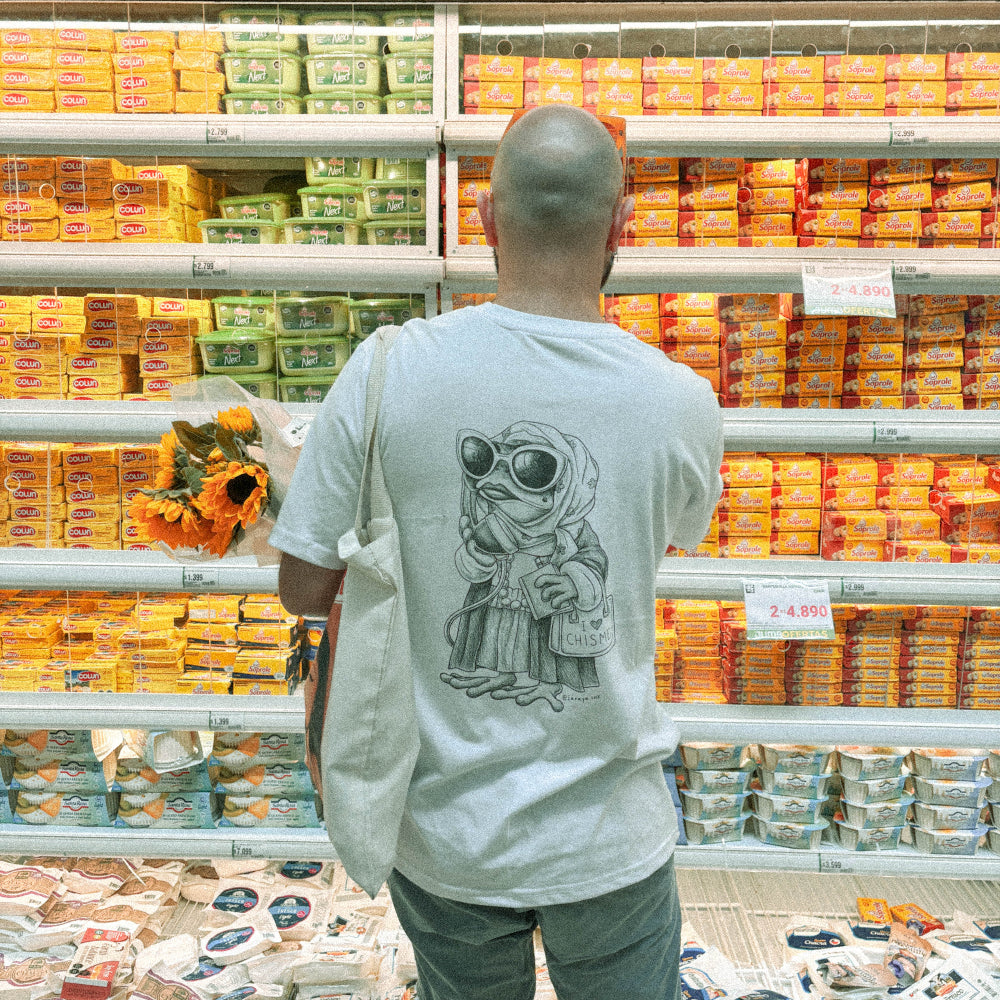 Polera blanca ilustrada puesta 